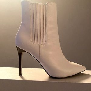 Saks Fifth Ave, Size 9, White, genuine leather boots/booties, good condition